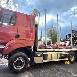 foto 6x6 les Phoenix Prasident 30t 5.4m Umikov +HR drapák TATRA lesovůz dřevo kulatina